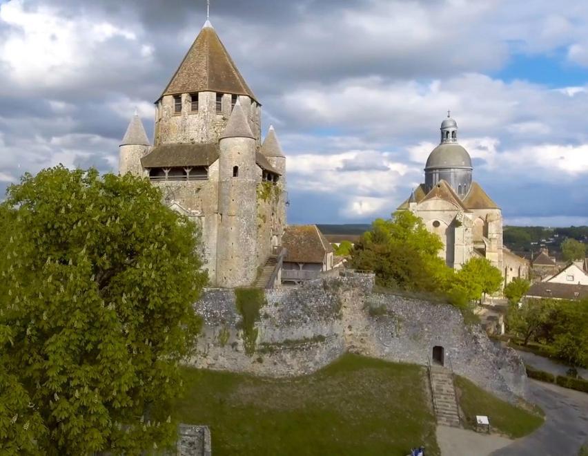 Gite Dans Une Ancienne Corps De Ferme D Provins Exterior photo