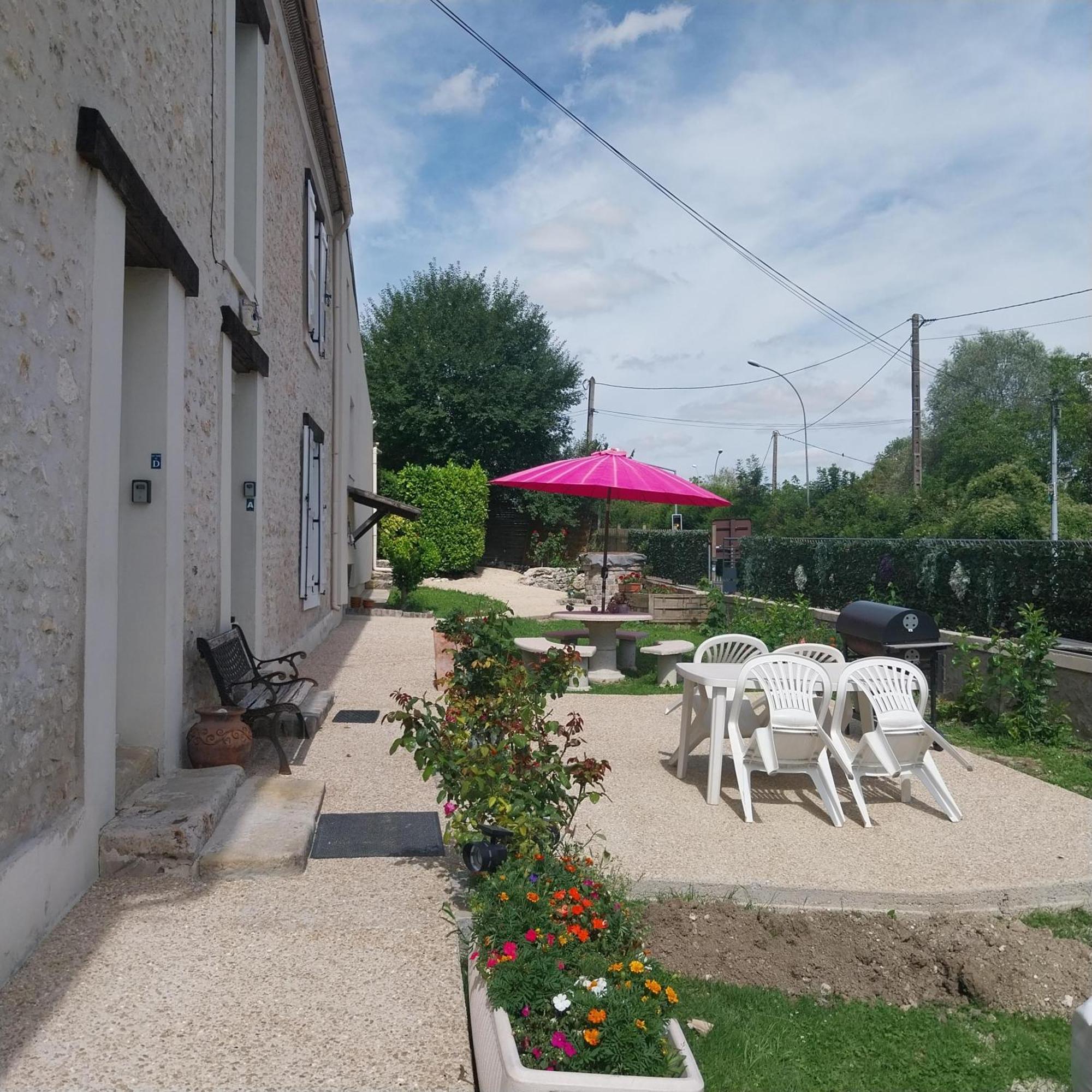 Gite Dans Une Ancienne Corps De Ferme D Provins Exterior photo